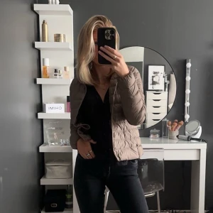 Vår jacka - Säljer denna vårjacka får uniqlo. Köp för 8 månader sen men kommer inte till användning så mycket längre. 