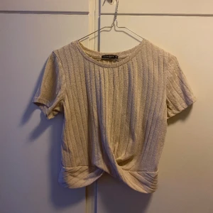 Tröja med omlott - Beige omlottröja, färgen syns tydligare på andra bilden✨ Köpt på Bershka för många år sen!