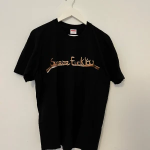 Supreme f*ck you tee - Äkta Supreme Tisha Väldigt bra skick Använd 2 gånger 