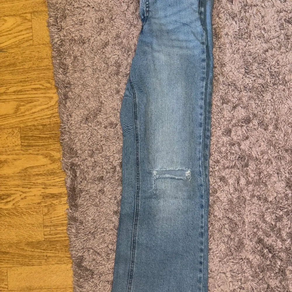 fina jeans är för små för mig drf säljer jag inga defekter! 💕. Jeans & Byxor.