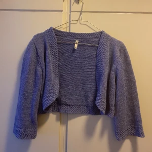 Croppad kofta - Ljuslila/lavendelfärgad croppad kofta, färgen är mer som på andra bilden irl! Köpt second hand, endast använd en gång av mig✨