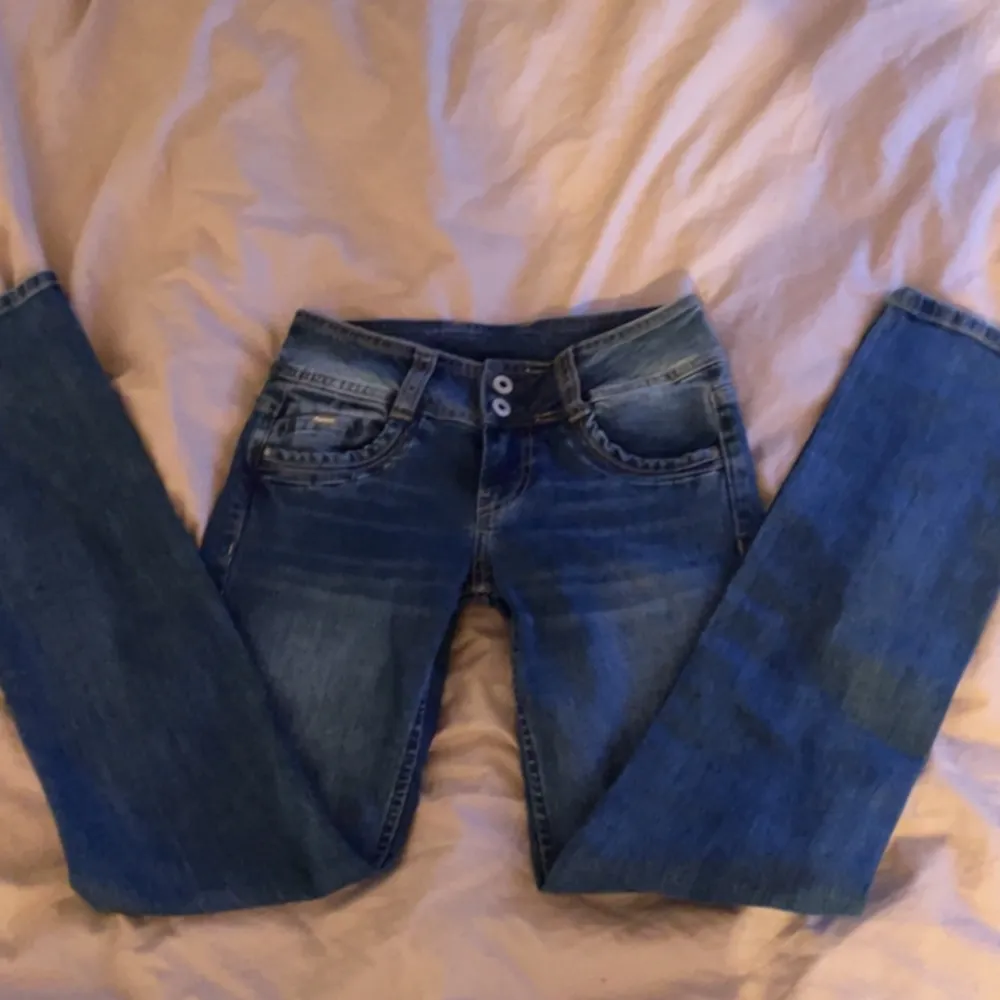 Lågmidjade Pepe jeans💞, rak modell, passar dig som är runt 163. Säljer då jag har många jeans och därför inte använt dessa så mycket, alltså är dem i superbra skick!. Jeans & Byxor.