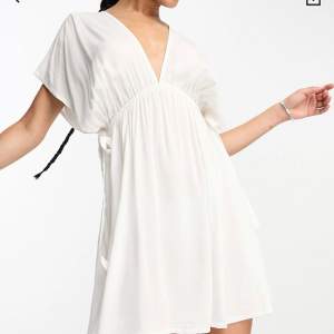 Säljer denna vita superfina klänningen ifrån asos som passar perfekt nu till student eller vad som. Klänningen är helt ny med prislapp kvar då retur tiden gick ut🥸 storlek 36, för egna bilder eller frågor är det bara att höra av sig🩵