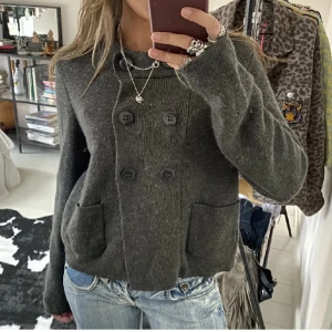 Stickad kofta med knappar - Kollar intresset på min så fina stickade tröja/kofta. Inga defekter och i fint skick💕💕pris kan diskuteras! Storlek L men passar mig som har S.