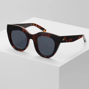 Le specs solglasögon  - Säljer mina le specs solglasögon i modellen Air hart med brunt tonat glas!   Solglasögon är i använt skick men fina🌸