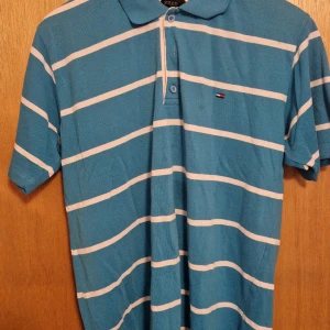 Tommy hilfiger  - Använd men fint skick. Fattas dock en knapp i mitten.