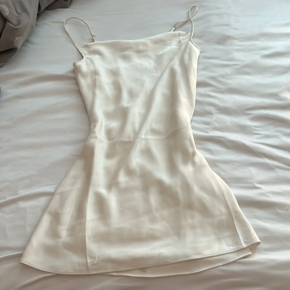 En jätteskön vit klänning. I silke material typ vet inte … men den är super söt och bekväm.. Klänningar.