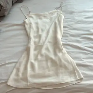 En jätteskön vit klänning. I silke material typ vet inte … men den är super söt och bekväm.