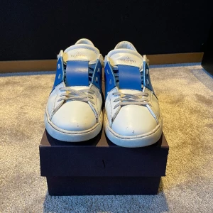 Valentino Open  - Hej  Säljer min Valentions Dom är storlek 43.  Fint skick 8/10. Ingår vid köp - box, extra skosnören, kuverter, dustbag, kvitto finns digitalt.     Vid funderingar hör gärna av dig