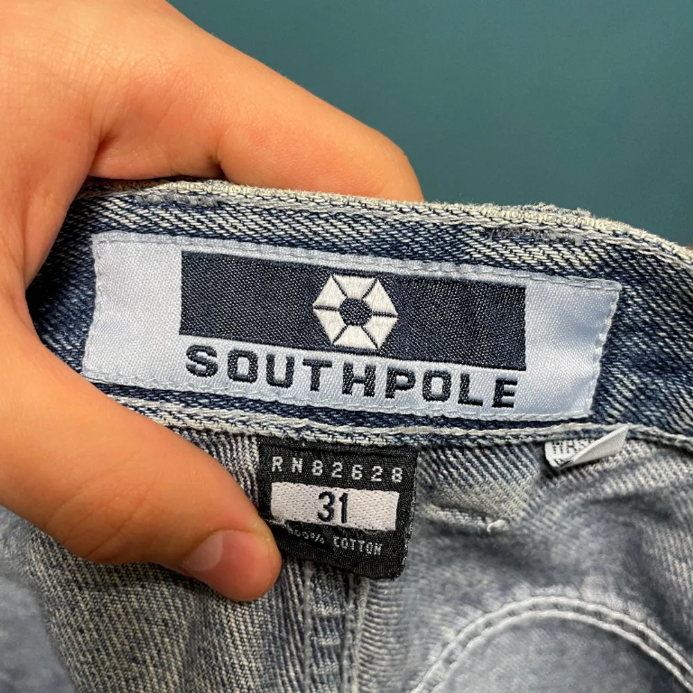 Sällsynta Southpole jeans med fett broderi Lite slitna vid foten dom bilden visar Storlek 31. Jeans & Byxor.