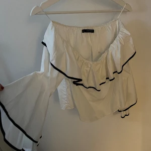 offsholder blus med vida armar - använd 1 gång
