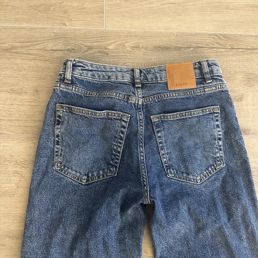Ett par mid waist jeans från Bik bok använda 1 gång.  Midja 26 och längd 30. . Jeans & Byxor.
