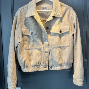 Pull & Bear, vårjacka, strl.M - En lite tunnare vårjacka i Manchester. Passar bra till lite sådär mellan-väder. Hör gärna av dig om mer information eller bilder😊