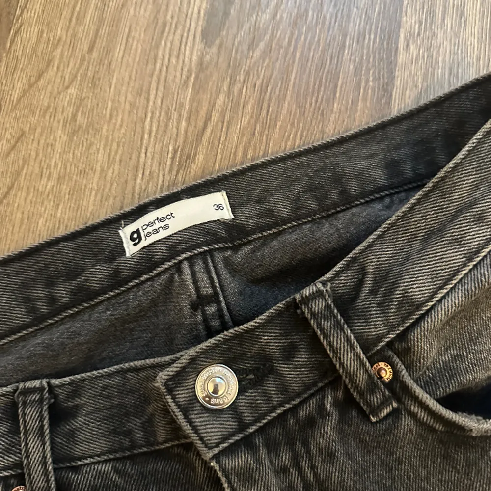 Jeans med låg midja. De är svartgrå med rak passform. Använda men inget som syns. Säljes pågrund av att dem är på gränsen för korta på mig som är 175 cm:) Nypris 499:-. Jeans & Byxor.