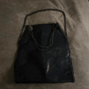 StellaMcartney liknande  - Köpt i Spanien höst 2023, säljes då jag inte använder den lika mycket slm jag trodde jag skulle💞