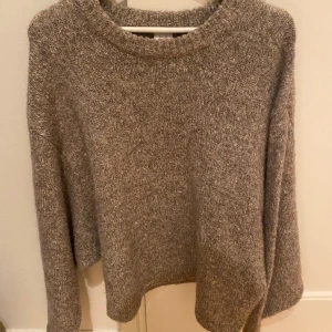 Carin Wester stickad tröja - Melerad ljusbeige/beige/brun/grå stickad tröja från Carin Wester. Inte alls stickig och i bra skick.