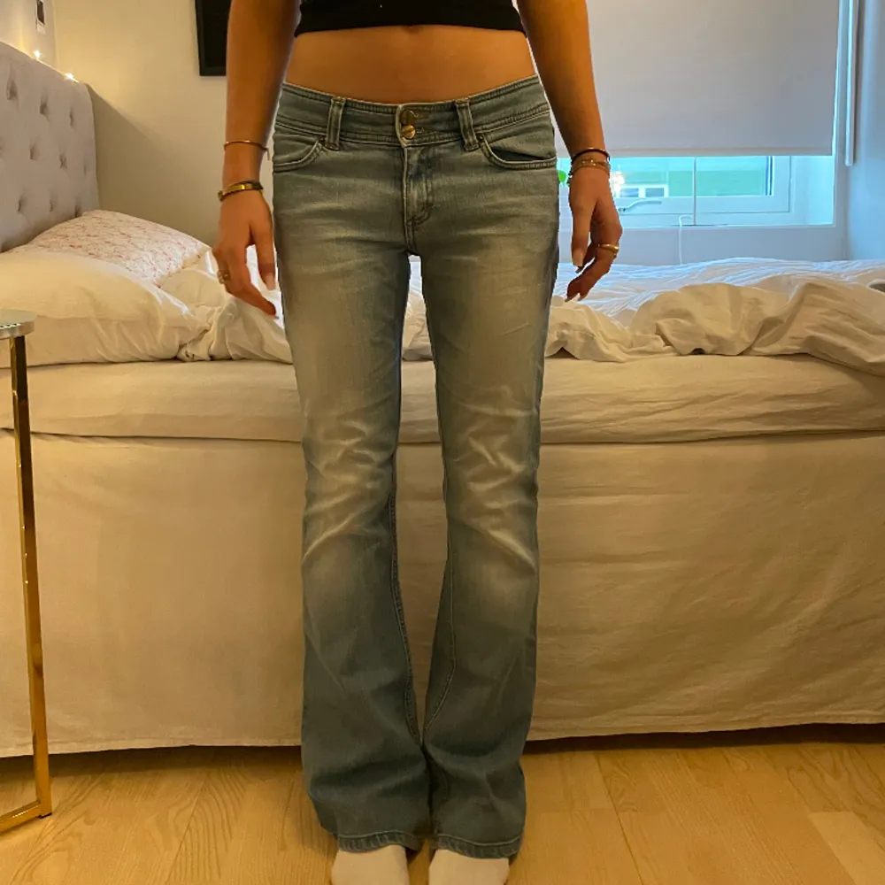 Galet snygga lågmidjade jeans gamla från H&M. Perfekta tvätten och jättebra skick! Skriv privat vid frågor🥰. Jeans & Byxor.