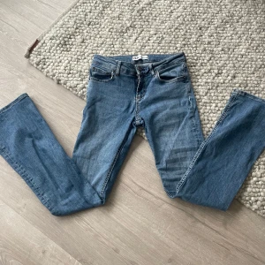 Blå flare lågmidjade jeans  - Säljer pga att d är för små.  Jätte fina! Från Zara! Nypris-300 tror jag!