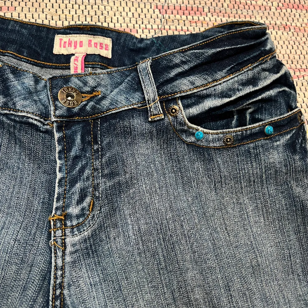 Super snygga jeans i bra skick utan några defekter. De har diamanter på bakfickorna och pärlor i fram😍super fina verkligen😻. Jeans & Byxor.