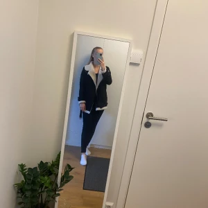 Oversized jacka - Oversized jacka i mockaimitation med teddymaterial på insidan. Spännen på vardera ärm samt längst ner. Endast använd ett fåtal gånger. 