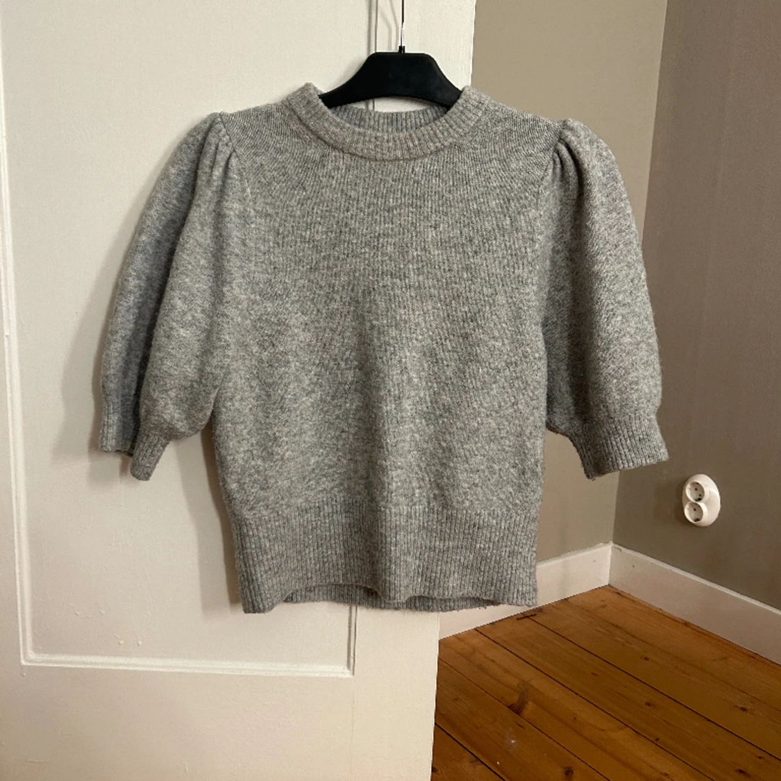 Grå stickad t-shirt - 90