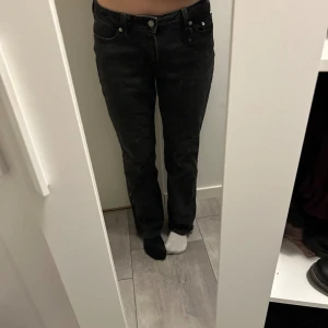 LEVIS JEANS - Skitsnygga low waisted bootcut jeans från Levis❣️ säljs då dom är för stora! nypris 919kr