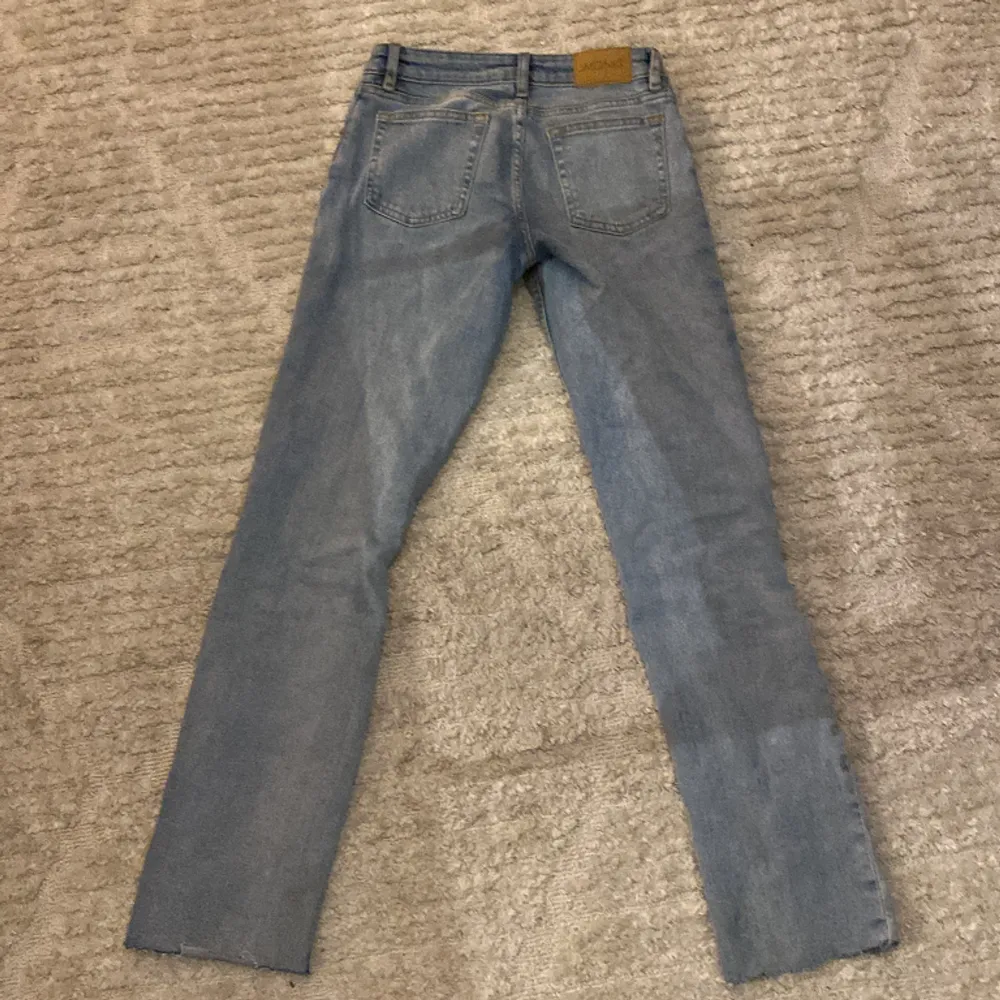 Dessa jeans är från monki i storlek 28, snygga och  lågmidjade.  ❤️ klippta längs ner. ❤️. Jeans & Byxor.