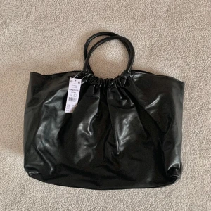 Gina Tricot rymlig shopper väska - Ny med tags kvar. Utan anmärkningar.