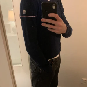 Moncler tröja - Strl M Mörkblå  Bra skick 999kr