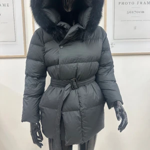 Valentina short jacket black - En kort dunjacka med äkta avtagbar päls. Helt ny och oanvänd finns i storlek S & M  Ord pris 2399kr 