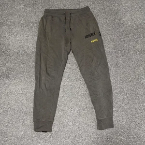 Hoodrich tracksuit  - Hoodrich Tracksuit köpt för 2 år sedan. Små fläckar som inte syns. Den är annars i bra skick. Köpt för 1199kr!. Den är även använd flera gånger. För mer bilder/videos skriv!! Pris kan diskuteras!!