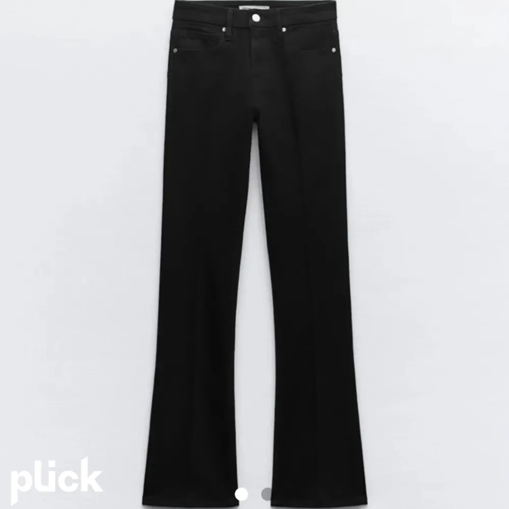 Säljer mina svarta lågmidjade bootcut jeans pga de är fel storlek. De är inte just dessa på bilden med snar lika(skriv för egna bilder). Jättebra skick!Köp direkt för 250💋. Jeans & Byxor.