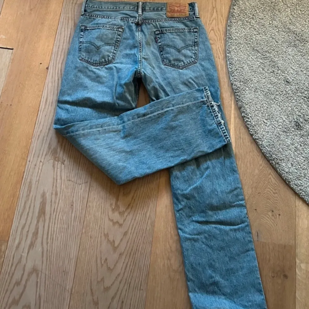 Superfina vintage Levis jeans, köpta här på Plick. Jag själv har aldrig använt de💕sitter jättefint på för de som vill ha raka och lite mer baggy jeans! de passar inte mig så kan inte skicka bild hur de sitter på💕. Jeans & Byxor.