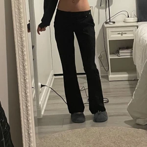 Lågmidjade kostymbyxor  - Säljer dessa svarta Lågmidjade kostymbyxorna från BikBok i modellen Vera🤍 Knappt använda så säljer pga att de inte kommer till användning<3