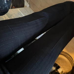 Kostymbyxor med glitter ränder!! - Tyvärr har mina gamla favvo kostymbyxor blivit försmå för mig! As snygga och unika köpta vintage😊 jag är storlek s/m nu så skulle säga att dom är storlek xs/s. Tyvärr har jag inga bra bilder när dom sitter på då jag inte kan stänga dom längre! 