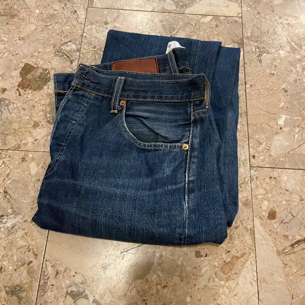 Ett par 501 Levis jeans. Se bilder för storlek på midjan och längden. Frakt betalas av köparen. . Jeans & Byxor.
