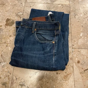 501 Levis  - Ett par 501 Levis jeans. Se bilder för storlek på midjan och längden. Frakt betalas av köparen. 