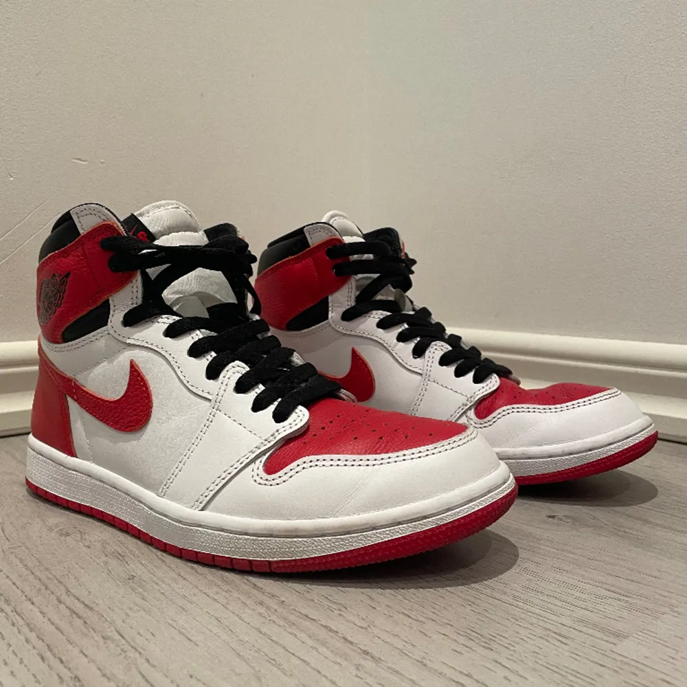 Super fräscha air Jordan 1, knappt använda. Nyskick storlek 41. Skor.