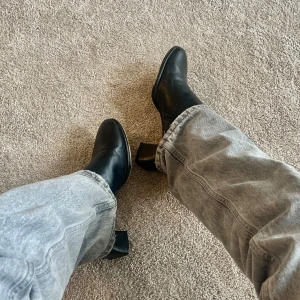 Stövletter - Snygga stövletter med bred & bekväm klack. Finns tecken på användning! Storlek 40 men passar en 39 med! 🖤