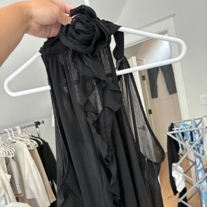 Halterneck topp - Halterneck topp från Zara med en ros vid halsen💕