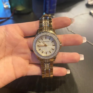 Klocka -  Säljer en jättefin klocka man behöver dock byta batteri man får mer förlängning  Finns tyvärr ingen kartong kvar 