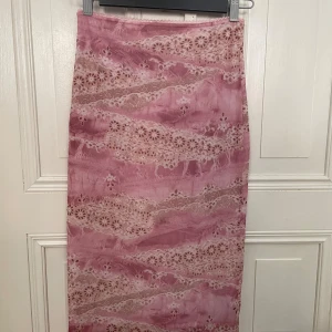 Cool mönstrad kjol - Jättefin kjol i rosa mönster. Tyget känns superskönt! Köpt andra hand men den är i nyskick.