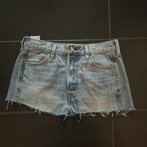 Lågmidjad jeanskjol  - Säljer denna as snygga jeanskjolen från Levis, då den tyvärr är för liten 😭 står W29 men väldigt liten i storlek💔 