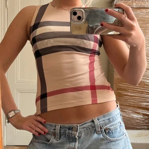 Burberry topp! - Jätte söt classy burberry topp! Ger en så fin passform! Ör i barnstorlek men jag skulle säga att den fungerar som xs.