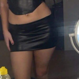 Läderkjol - Säljer då det inte är min stil, oanvänd endast testad🩷