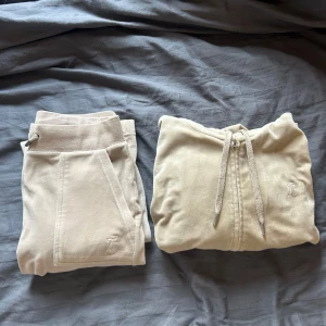 Juicy couture - Säljer nu mitt Juicy couture set då det inte kommer till användning längre, säljer för 500kr då det är i bra skick förutom att ”J” har lossnat på dragkedjan. 