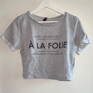 Grå t-shirt - En skön och fin magtröja som knappt är använd från H&m i storlek S 