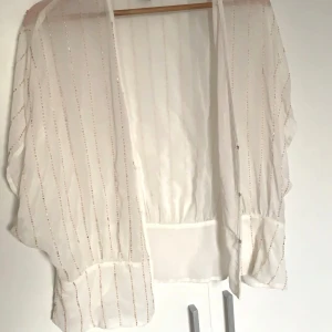 Blus med pärlor  - Mycket bra skick 