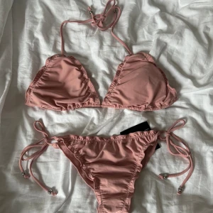 Puderrosa bikini set - Oanvänd. Överdelen är i storlek XL och underdelen i storlek S