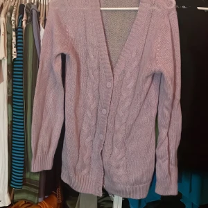Lila cardigan  - Syrenlila kabel stickad cardigan. Perfekt till sommaren 